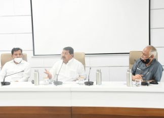 इतर मागास ओबीसी कल्याण मंत्री विजय वडेट्टीवार यांनी घेतला सारथी संस्थेच्या कामकाजाचा आढावा