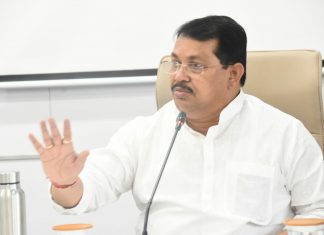 मदत व पुनर्वसन मंत्री विजय वडेट्टीवार यांच्याकडून निसर्ग चक्रीवादळ, मान्सून, पुनर्वसन तसेच कोरोना संदर्भातील आढावा