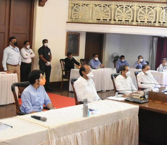 कोरोना नियंत्रणासाठी लोकप्रतिनिधींनी शासन आणि नागरिक यांच्यातील दुवा म्हणून भूमिका बजावावी – मुख्यमंत्री उद्धव ठाकरे