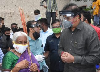 गृहमंत्री अनिल देशमुख यांच्याहस्ते ज्येष्ठ कसरतपटू शांताबाई पवार यांना मदत