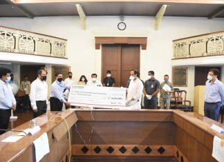 आयडीबीआय बँकेच्यावतीने 40 लाख रुपयांचा धनादेश उपमुख्यमंत्री पवार यांच्याकडे सुपूर्द