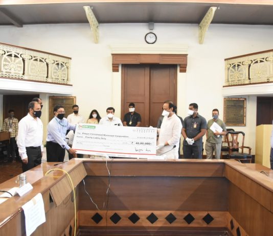 आयडीबीआय बँकेच्यावतीने 40 लाख रुपयांचा धनादेश उपमुख्यमंत्री पवार यांच्याकडे सुपूर्द