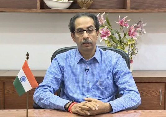 कठीण परिस्थितीत उद्योगांनी कामगारांना वाऱ्यावर सोडू नये – मुख्यमंत्री उद्धव ठाकरे