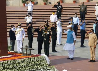 संरक्षण मंत्री राजनाथ सिंह यांनी कारगिल विजय दिनाच्या 21व्या वर्धापन दिनानिमित्त युद्धात शहीद झालेल्या वीरांना राष्ट्रीय युद्ध स्मारकात आदरांजली वाहिली