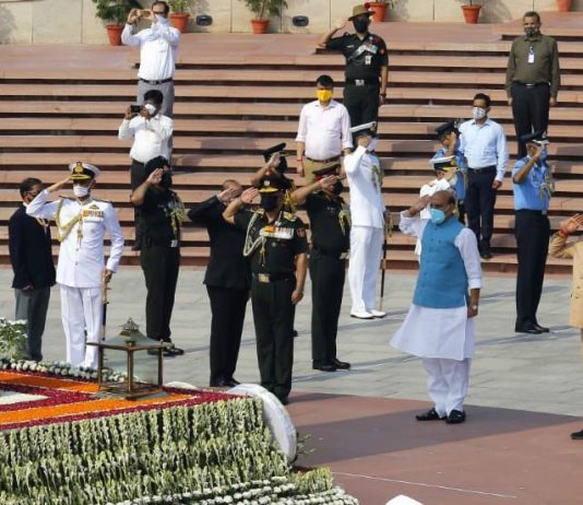 संरक्षण मंत्री राजनाथ सिंह यांनी कारगिल विजय दिनाच्या 21व्या वर्धापन दिनानिमित्त युद्धात शहीद झालेल्या वीरांना राष्ट्रीय युद्ध स्मारकात आदरांजली वाहिली