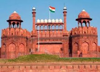 दिल्लीत लाल किल्ल्यावर होणारा स्वातंत्र्य दिनाचा मुख्य सोहळाही यंदा साधेपणानंच होणार साजरा