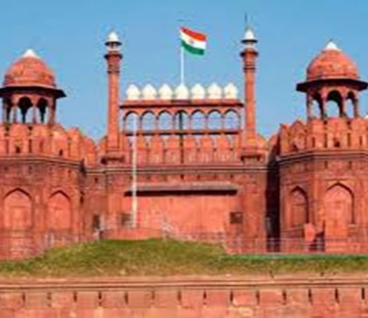 दिल्लीत लाल किल्ल्यावर होणारा स्वातंत्र्य दिनाचा मुख्य सोहळाही यंदा साधेपणानंच होणार साजरा