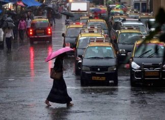 मुसळधार पावसामुळं राज्यात अनेक ठिकाणी नदी-नाल्यांना पूर