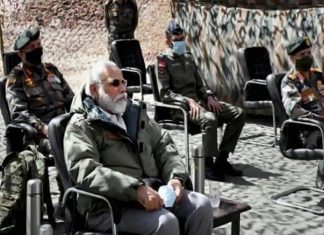 भारतीय सैन्यतुकड्यांशी संवाद साधण्यासाठी पंतप्रधानांनी लडाखमध्ये निमू येथे दिली भेट