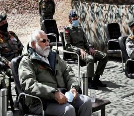 भारतीय सैन्यतुकड्यांशी संवाद साधण्यासाठी पंतप्रधानांनी लडाखमध्ये निमू येथे दिली भेट