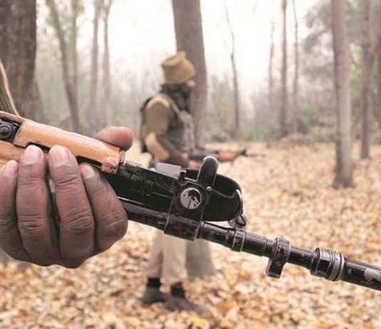 पोलीसांसोबतच्या चकमकीत १ नक्षलवादी ठार