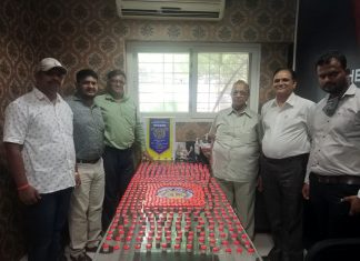 लायन्स क्लब तर्फे होमीयोपेथी आर्सेनिक अल्बम 30 औषध व मास्क चे मोफत वाटप