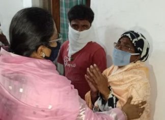 महिला व बालविकास मंत्री ॲड. यशोमती ठाकूर यांचा कोरोनामुक्त महिलेला भेट घेऊन दिलासा