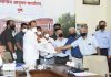इंडियन बँक रिटायर्ड एम्प्लॉइज वेलफेअर असोसिएशनच्या वतीने 2 लक्ष 11 रुपयांचा धनादेश उपमुख्यमंत्री अजित पवार यांच्याकडे सुपूर्द