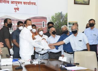 इंडियन बँक रिटायर्ड एम्प्लॉइज वेलफेअर असोसिएशनच्या वतीने 2 लक्ष 11 रुपयांचा धनादेश उपमुख्यमंत्री अजित पवार यांच्याकडे सुपूर्द