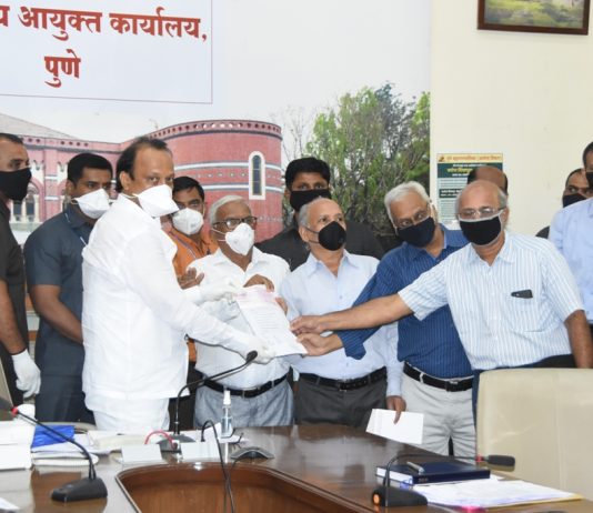 इंडियन बँक रिटायर्ड एम्प्लॉइज वेलफेअर असोसिएशनच्या वतीने 2 लक्ष 11 रुपयांचा धनादेश उपमुख्यमंत्री अजित पवार यांच्याकडे सुपूर्द