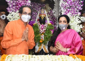 बा विठ्ठला.. महाराष्ट्राला कोरोनामुक्त कर : मुख्यमंत्री उद्धव ठाकरे यांनी घातलं विठ्ठलाच्या चरणी साकडं