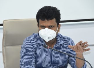 कोरोना बाधित रुग्णांच्या संपर्कातील व्यक्ती शोधून तपासणी करण्यावर भर द्या – जिल्हाधिकारी नवल किशोर राम