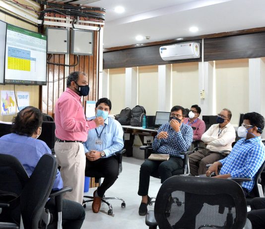 पिंपरी चिंचवड महानगरपालिकेच्या वतीने उभारण्यात आलेल्या कोविड-१९ वॉर रुमला मा. जिल्हाधिकारी नवल किशोर राम यांची भेट