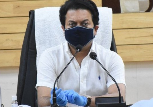 राज्यातील वृद्ध साहित्यिक आणि कलावंतांचे दोन महिन्याचे मानधन एकत्रितपणे अदा