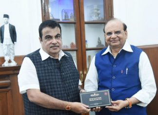 एमएसएमई मंत्री नितीन गडकरी यांनी खादीच्या रेशमी मास्कच्या गिफ्ट बॉक्सचे केले विमोचन