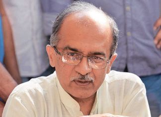 न्यायालयाचा अवमान केल्याप्रकरणी प्रशांत भूषण यांना ठरवलं देषी