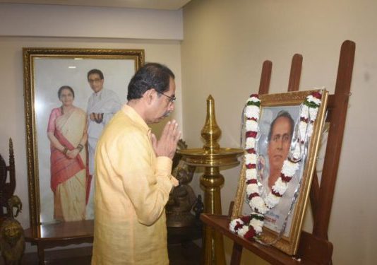 साहित्यरत्न अण्णाभाऊ साठे यांना मुख्यमंत्र्यांकडून विनम्र अभिवादन