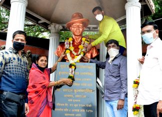 पिंपरी चिंचवड महानगरपालिकेच्या वतीने क्रांतीदिनानिमित्त क्रांतिवीरांना पुष्पहार अर्पण करुन अभिवादन