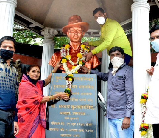 पिंपरी चिंचवड महानगरपालिकेच्या वतीने क्रांतीदिनानिमित्त क्रांतिवीरांना पुष्पहार अर्पण करुन अभिवादन
