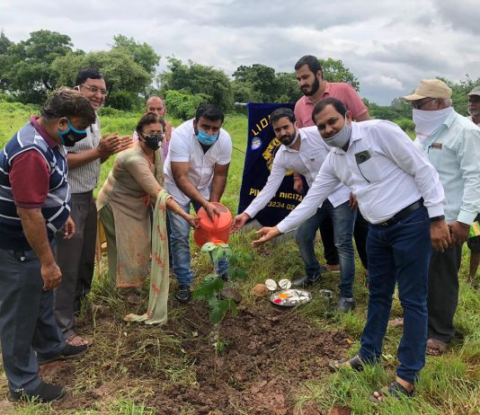लायन्स क्लब ऑफ पिंपरी आणि दृष्टी फाऊंडेशन पिंपरीच्या वतीने डेअरी फार्म परिसरात वृक्षारोपण
