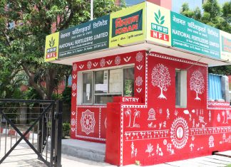 नॅशनल फर्टिलायझर्स लिमिटेडच्या नोएडा कार्यालयाने भिंतींवर वारली चित्रकला साकारली