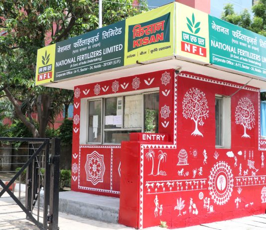 नॅशनल फर्टिलायझर्स लिमिटेडच्या नोएडा कार्यालयाने भिंतींवर वारली चित्रकला साकारली