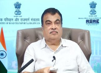 गडचिरोली जिल्ह्यातल्या दुर्गम भागातल्या ७७७ कोटी रुपये किंमतीच्या पूल आणि रस्ते यांच्या कामाचं नितीन गडकरी यांच्या हस्ते उद्घाटन