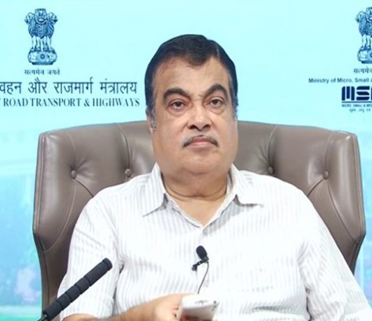 गडचिरोली जिल्ह्यातल्या दुर्गम भागातल्या ७७७ कोटी रुपये किंमतीच्या पूल आणि रस्ते यांच्या कामाचं नितीन गडकरी यांच्या हस्ते उद्घाटन