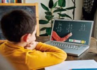 ऑनलाइन शिक्षण घेण्यासाठी साधने नसणाऱ्या विद्यार्थ्यांना गावातल्या समाज मंदिरात शिक्षण