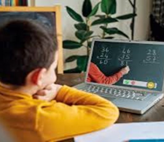 ऑनलाइन शिक्षण घेण्यासाठी साधने नसणाऱ्या विद्यार्थ्यांना गावातल्या समाज मंदिरात शिक्षण