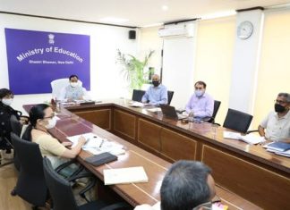 केंद्रीय शिक्षणमंत्र्यांनी आज नवी दिल्लीत नॅशनल इन्स्टिट्यूट ऑफ ओपन स्कूलिंग (एनआयओएस) च्या विविध उपक्रमांचा घेतला आढावा
