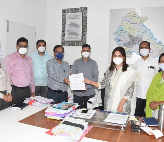 राजपत्रित अधिकारी महासंघाच्या मागण्यांचे निवेदन निवासी उपजिल्हाधिकारी डॉ. जयश्री कटारे यांच्याकडे सुपूर्द