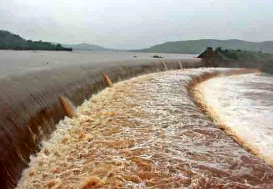 राज्यात अनेक ठिकाणी मुसळधार पाऊस – ठिकठिकाणच्या नद्या तुडुंब भरून वाहू लागल्या