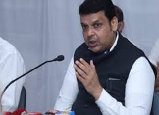 सरकारला कोविड-१९ चा प्रादुर्भाव रोखण्याऐवजी अधिकाऱ्यांच्या बदल्या करण्यात जास्त रस – देवेंद्र फडनवीस