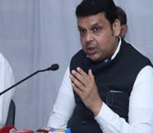 सरकारला कोविड-१९ चा प्रादुर्भाव रोखण्याऐवजी अधिकाऱ्यांच्या बदल्या करण्यात जास्त रस – देवेंद्र फडनवीस