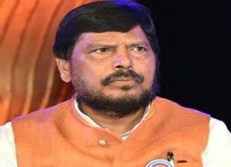 चित्रपट निर्मात्यांनी अंमली पदार्थ सेवन करणाऱ्यांना काम देऊ नये – रामदास आठवले