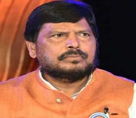 चित्रपट निर्मात्यांनी अंमली पदार्थ सेवन करणाऱ्यांना काम देऊ नये – रामदास आठवले