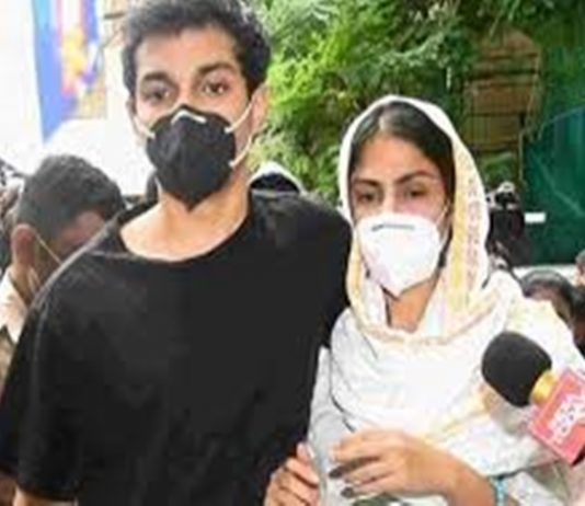 अभिनेत्री रिया चक्रवर्ती आणि तिचा भाऊ शौविक यांना जामीन देऊ नये – एनसीबी