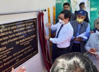केंद्रीय युवक कल्याण आणि क्रीडा राज्यमंत्री किरेन रिजीजू यांनी आज लेह, लडाख येथे 12 कोटी रुपये खर्चाच्या विविध क्रीडा सुविधांची पायाभरणी केली