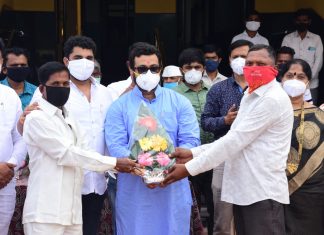 अभिनेते खासदार डॉ.अमोल कोल्हे यांच्या शुभ हस्ते अनिल डबडे यांचा सत्कार