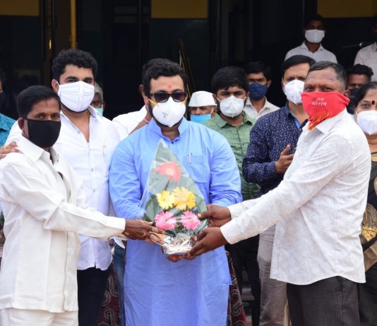 अभिनेते खासदार डॉ.अमोल कोल्हे यांच्या शुभ हस्ते अनिल डबडे यांचा सत्कार