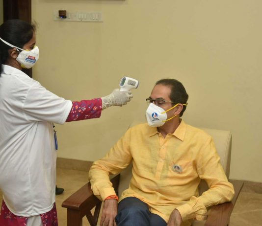 ‘माझे कुटुंब, माझी जबाबदारी’ महापालिका पथकाकडून मुख्यमंत्र्यांच्या परिवाराचे आरोग्य सर्व्हेक्षण