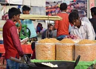 रस्त्यावरच्या खाद्यपदार्थ विक्रेत्यांना पीएम स्वनिधी योजनेत सहभागी करून, त्यांच्या पदार्थांची ऑनलाइन विक्री करण्याचा उपक्रम