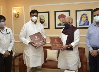 ऑनलाइन ७/१२ व ८अ बाबत सामंजस्य कराराचे अन्न, नागरी पुरवठा आणि महसूल विभागामध्ये आदान प्रदान